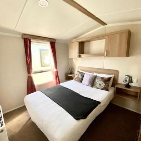 Swift Loire Hotel Jaywick Sands Exterior photo