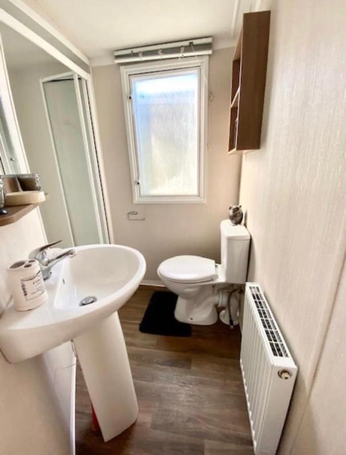 Swift Loire Hotel Jaywick Sands Exterior photo