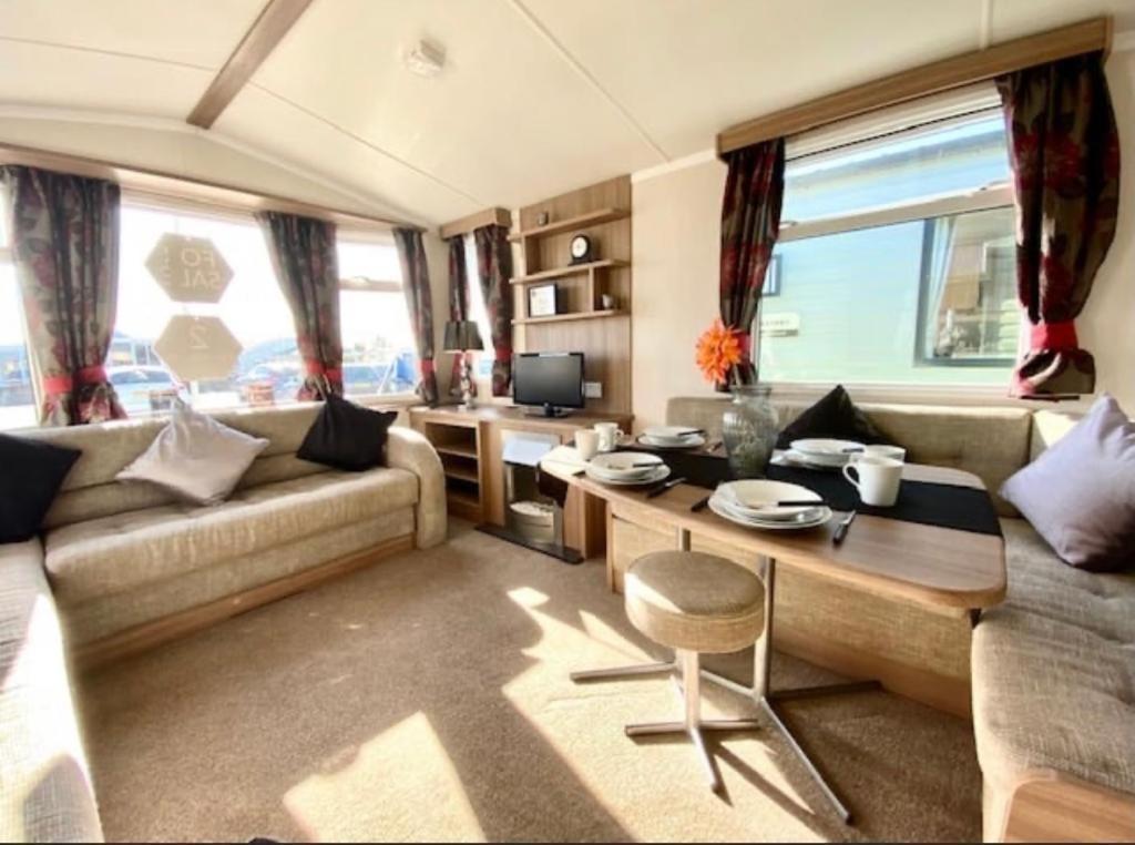 Swift Loire Hotel Jaywick Sands Exterior photo