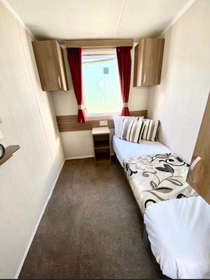 Swift Loire Hotel Jaywick Sands Exterior photo