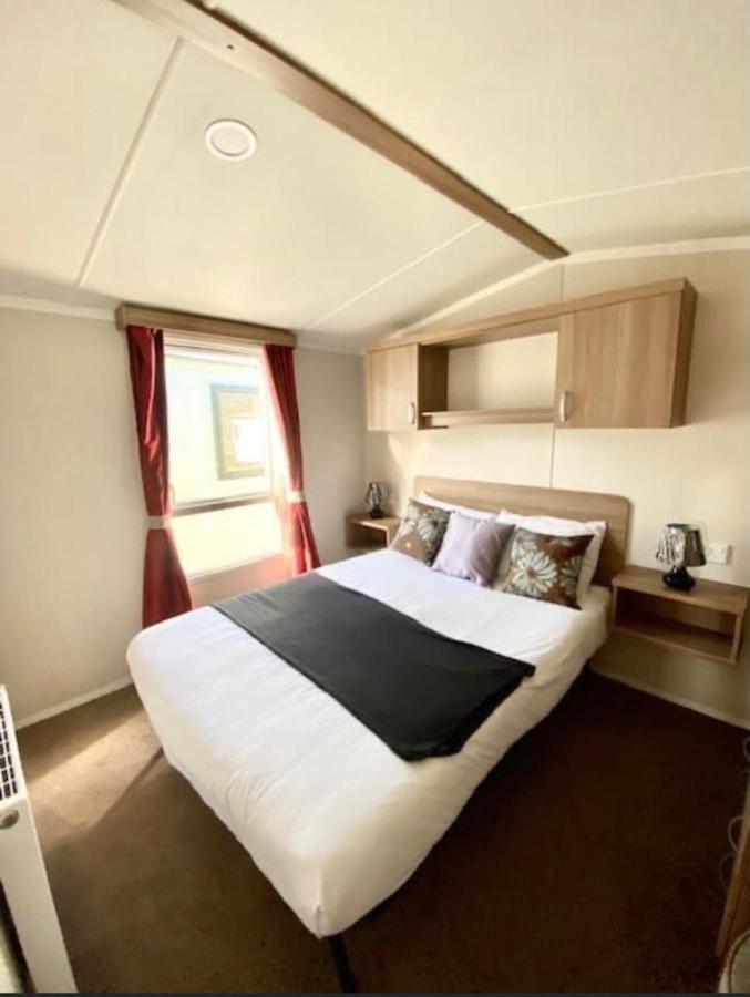 Swift Loire Hotel Jaywick Sands Exterior photo
